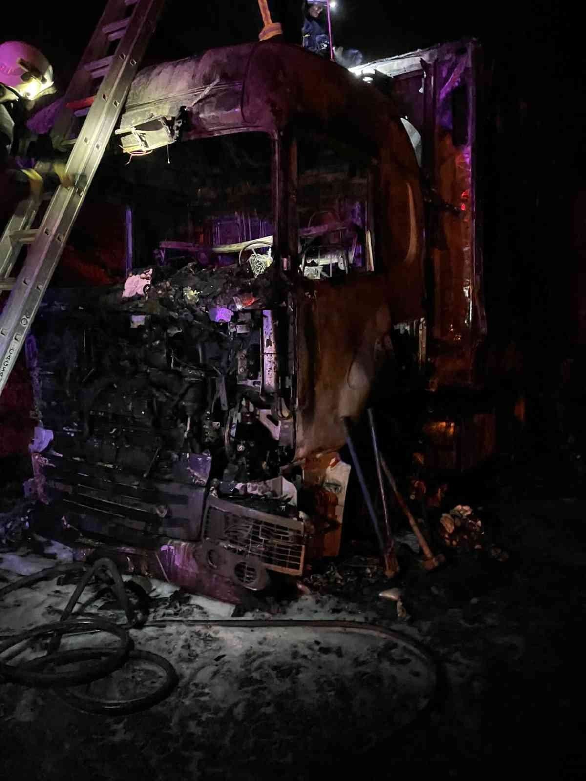 Antalya’da muz yüklü tır alev alev yandı