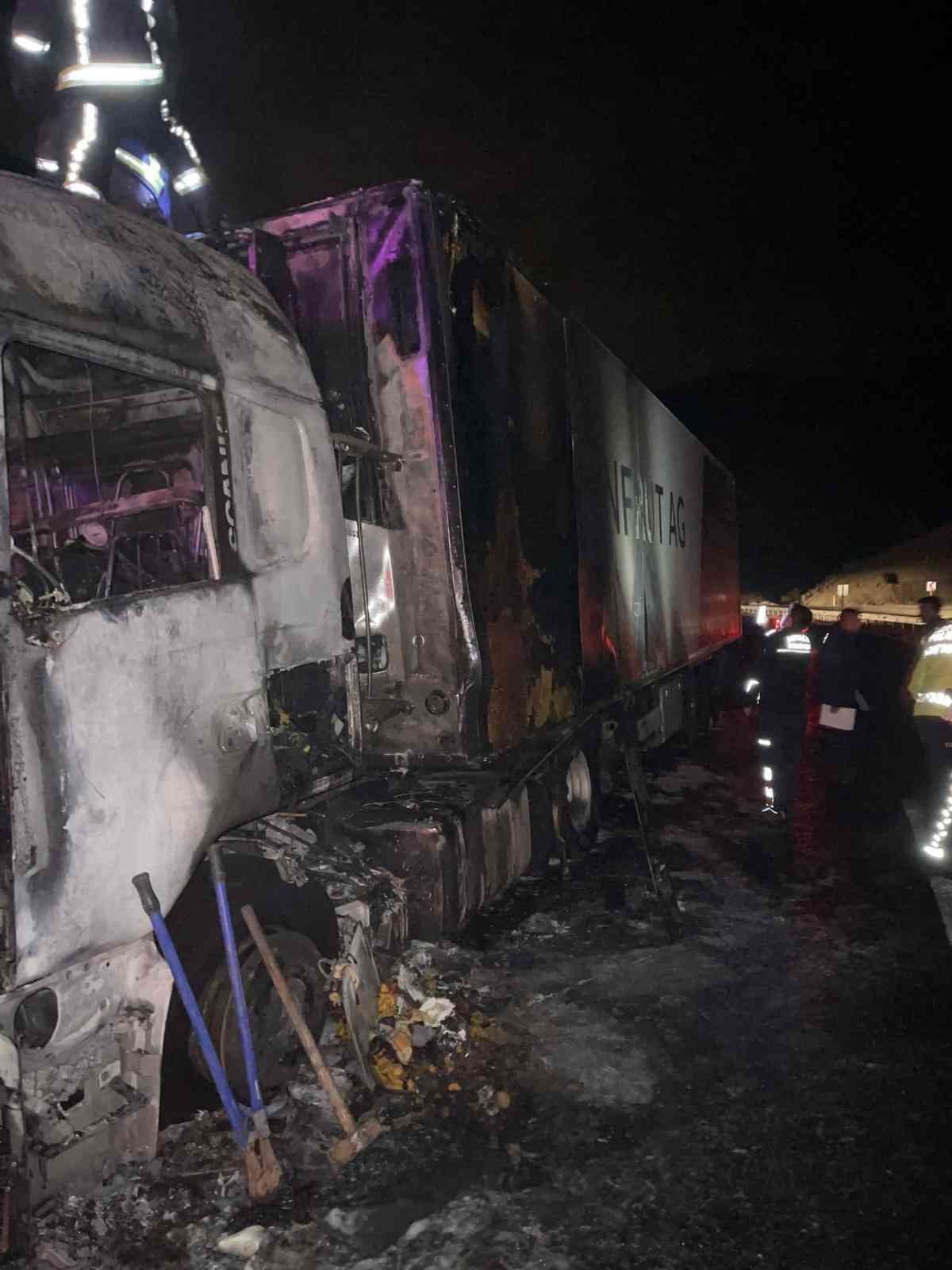 Antalya’da muz yüklü tır alev alev yandı