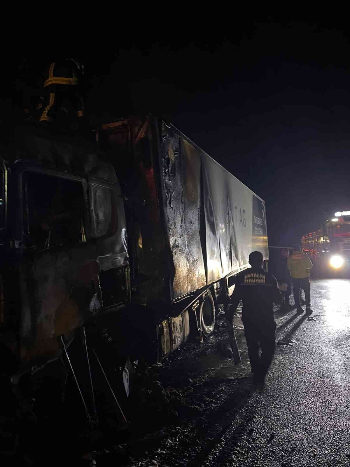 Antalya’da muz yüklü tır alev alev yandı