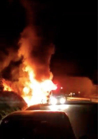 Antalya’da muz yüklü tır alev alev yandı