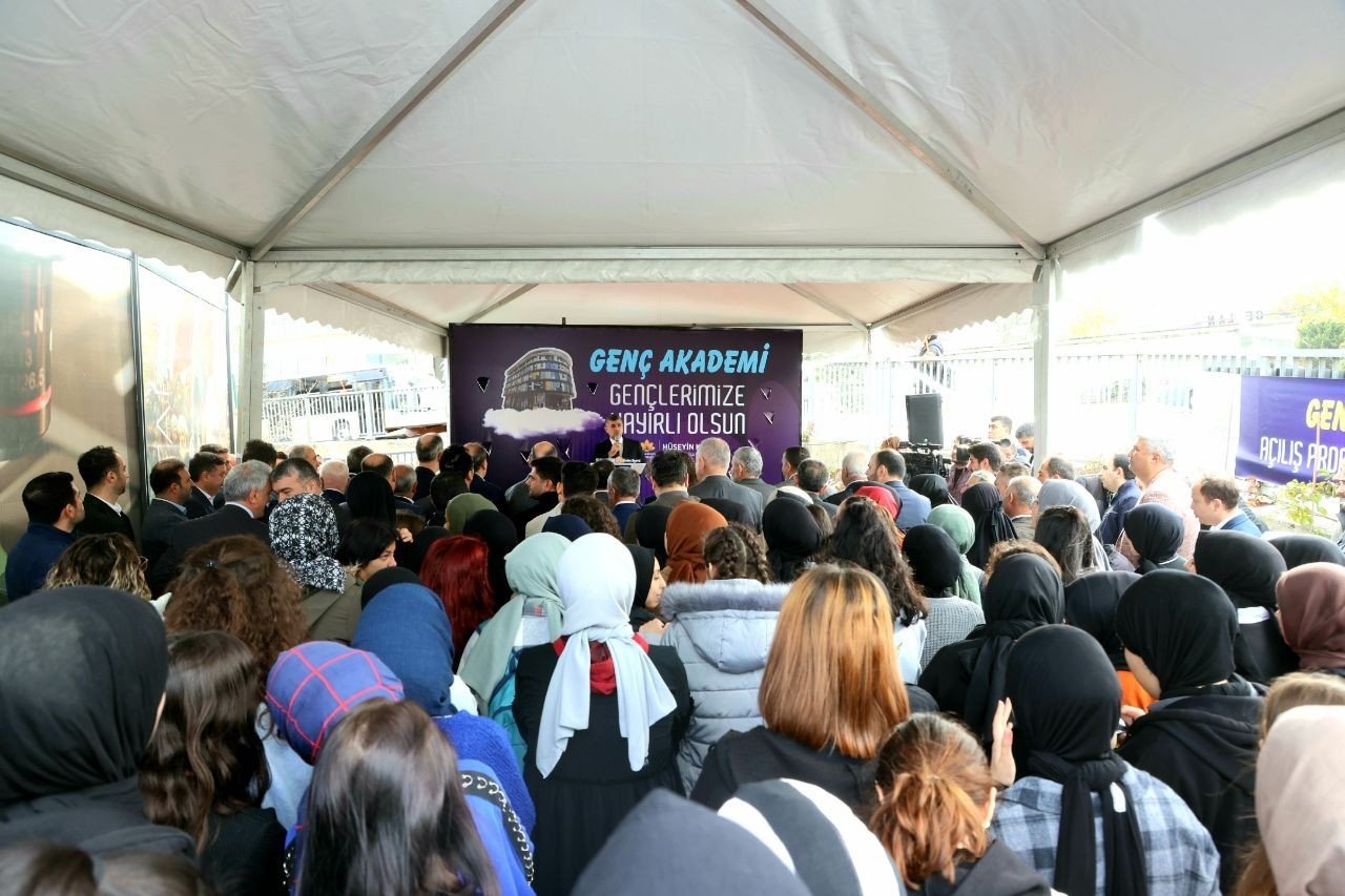 Sultanbeyli’de “Gençlik Akademisi” açıldı