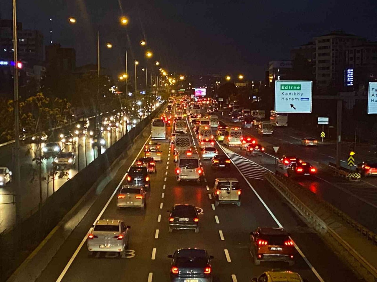 İstanbul’da haftanın son iş gününde trafik yoğunluğu yaşandı