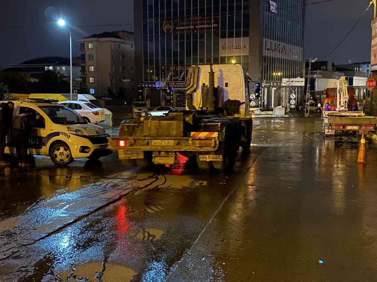 Ümraniye’de kamyon kasasında açık unutulan vinç tabelaya takıldı