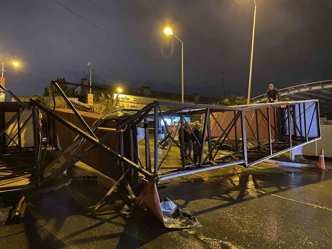 Ümraniye’de kamyon kasasında açık unutulan vinç tabelaya takıldı