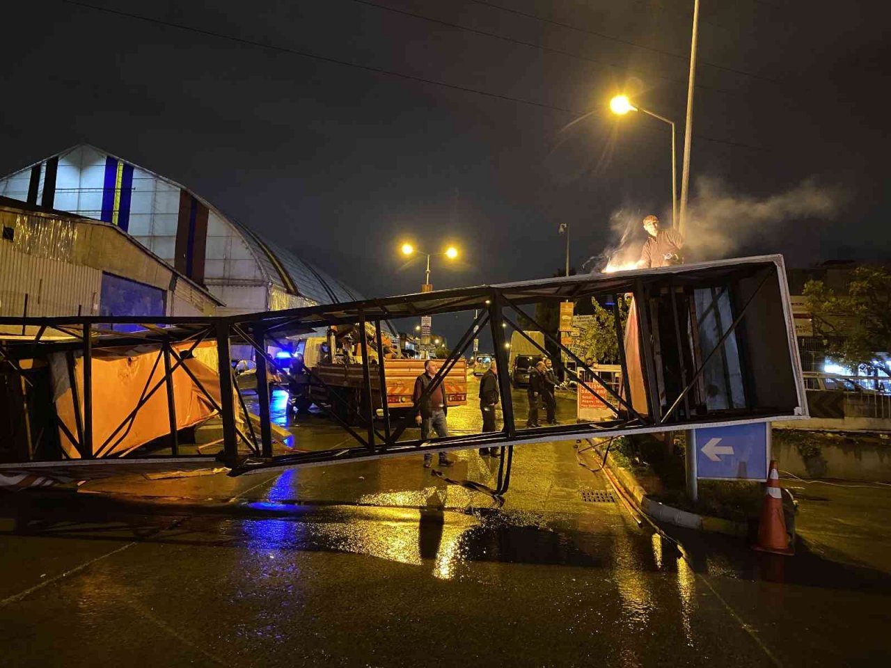 Ümraniye’de kamyon kasasında açık unutulan vinç tabelaya takıldı