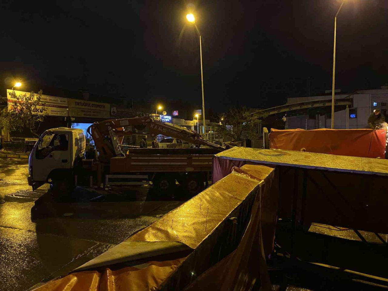 Ümraniye’de kamyon kasasında açık unutulan vinç tabelaya takıldı