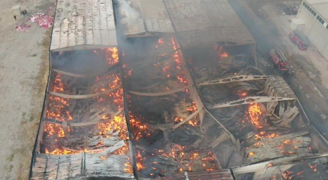 Uşak’taki depo yangını 12 saattir devam ediyor