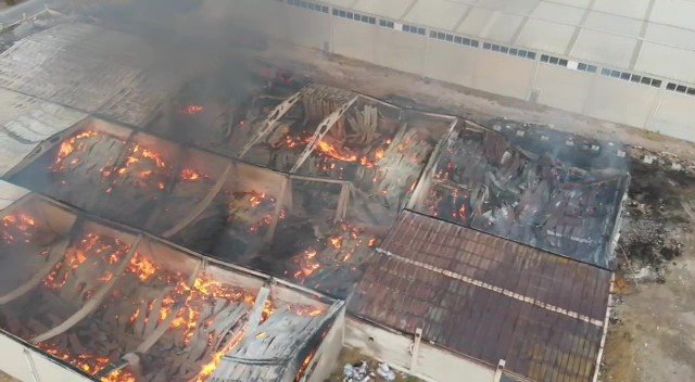 Uşak’taki depo yangını 12 saattir devam ediyor