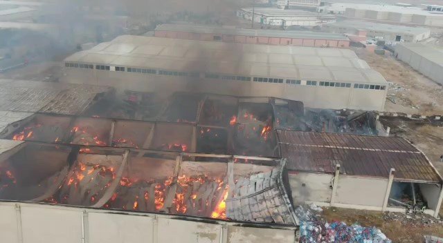 Uşak’taki depo yangını 12 saattir devam ediyor