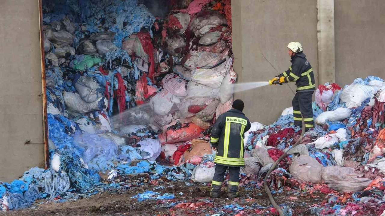 Uşak’taki depo yangını 12 saattir devam ediyor