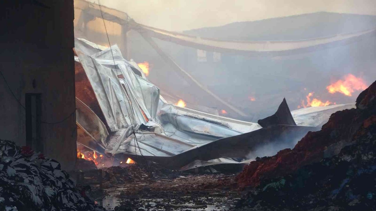 Uşak’taki depo yangını 12 saattir devam ediyor