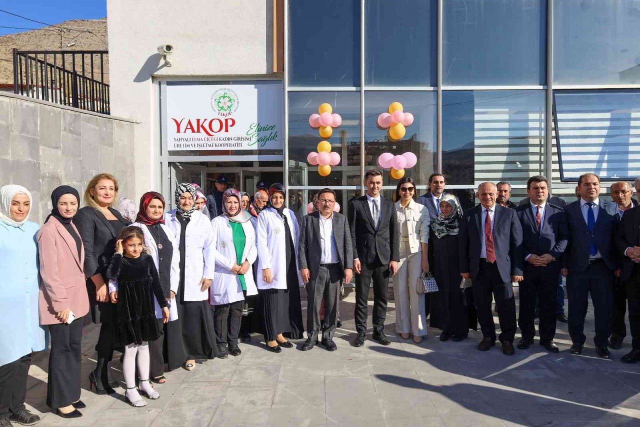 Yahyalı’da ilkokul, halı saha ve kadın kooperatifi törenle açıldı