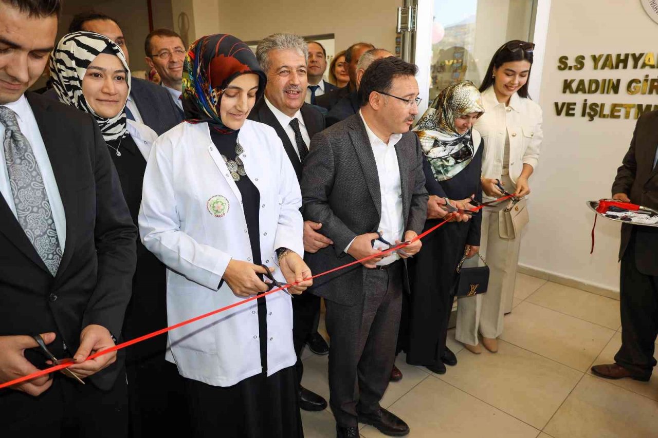 Yahyalı’da ilkokul, halı saha ve kadın kooperatifi törenle açıldı