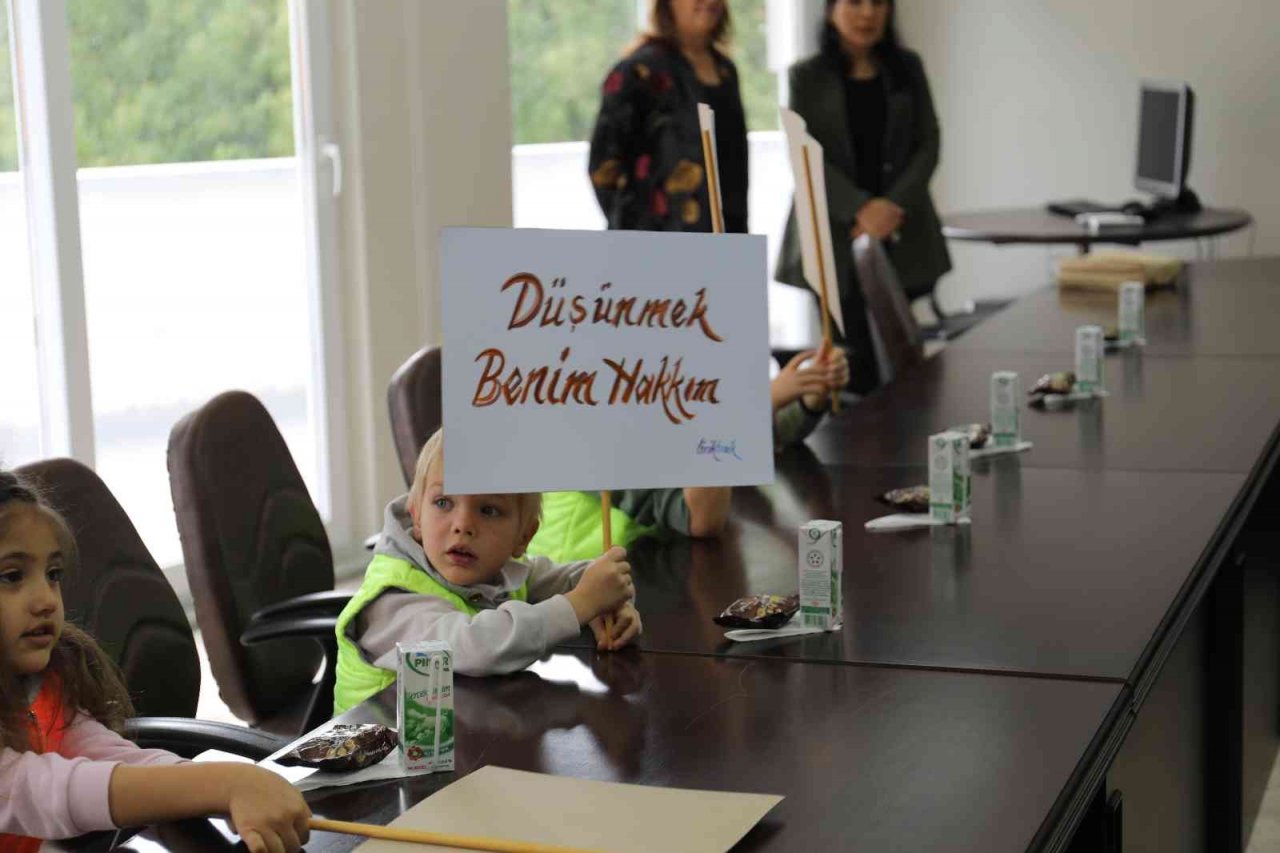 Marmaris Belediye Başkanı Oktay minik öğrencileri ağırladı