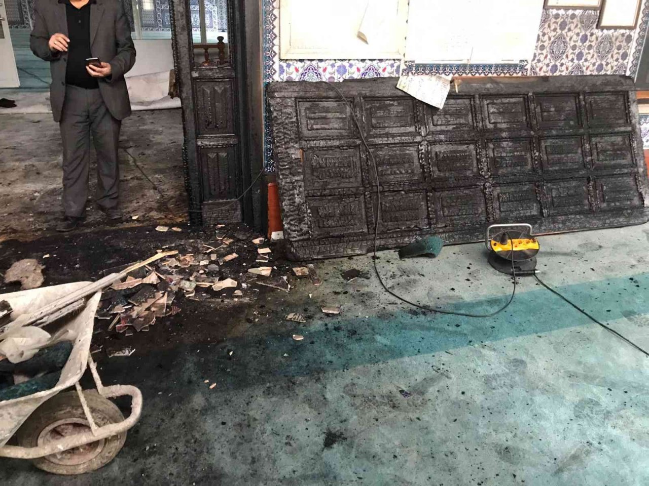 Başkentte bulunan iki cami kundaklandı