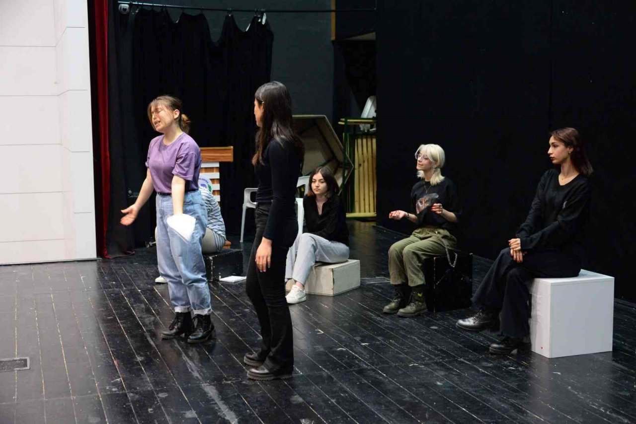 Başkan Bakkalcıoğlu Gençlik Tiyatrosu’nun çalışmalarına katıldı