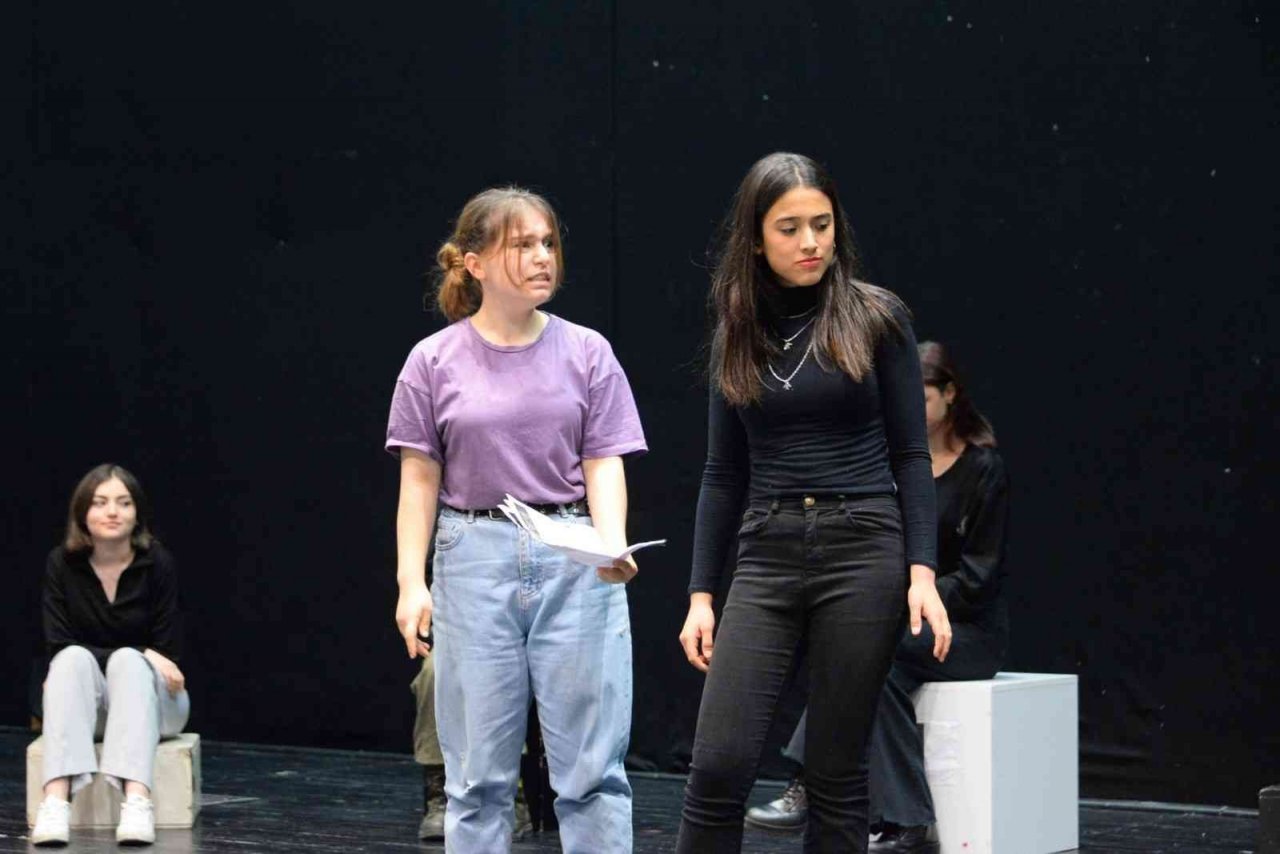 Başkan Bakkalcıoğlu Gençlik Tiyatrosu’nun çalışmalarına katıldı