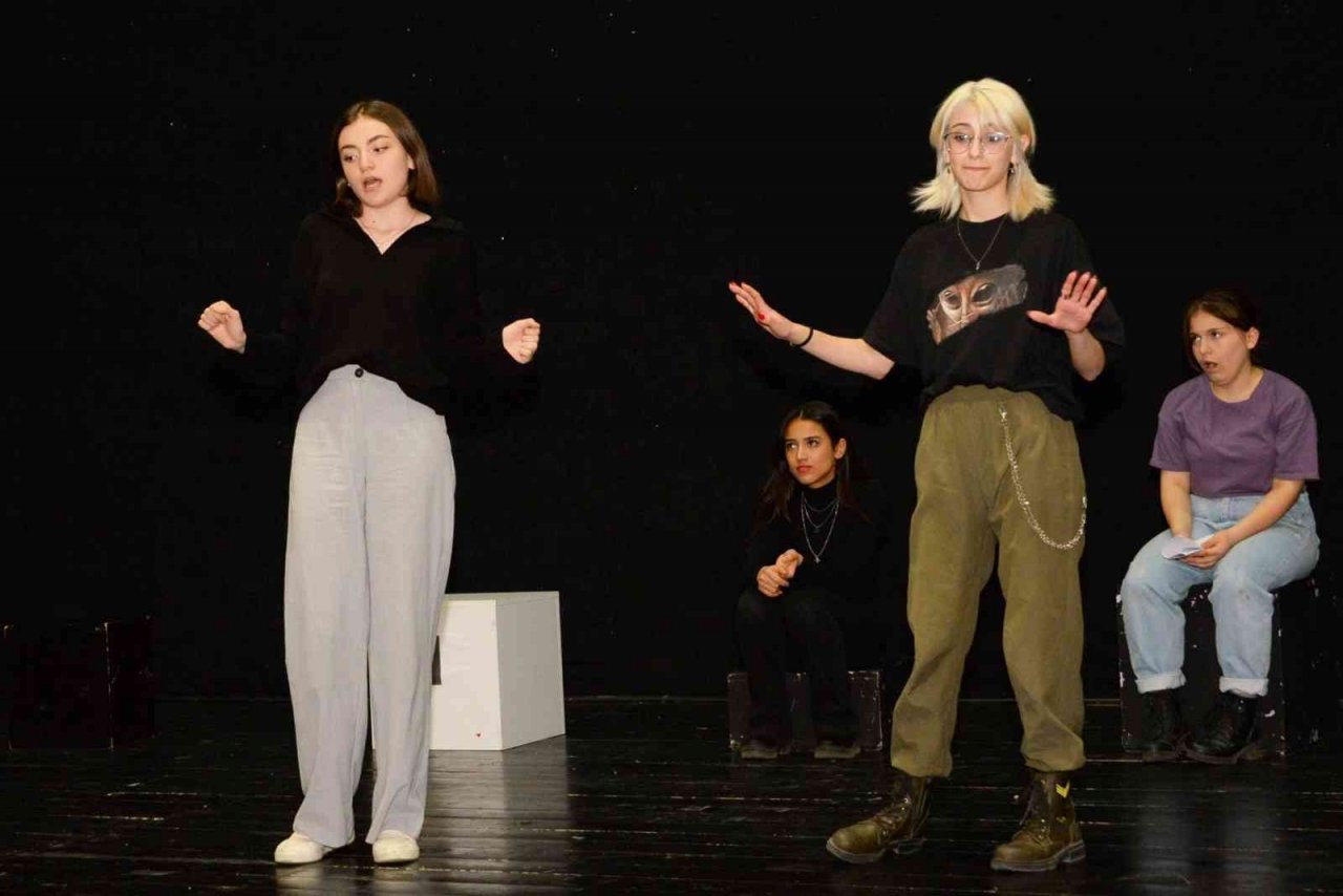 Başkan Bakkalcıoğlu Gençlik Tiyatrosu’nun çalışmalarına katıldı