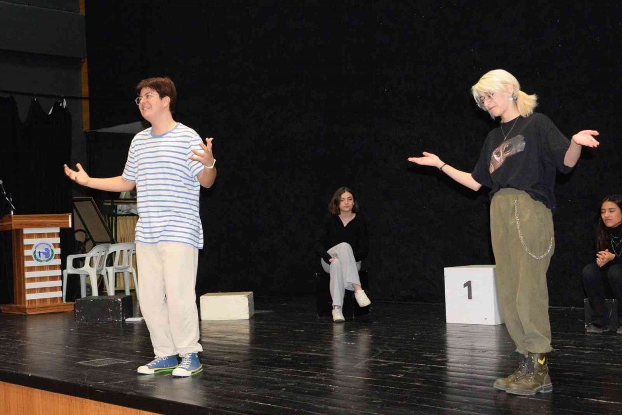 Başkan Bakkalcıoğlu Gençlik Tiyatrosu’nun çalışmalarına katıldı