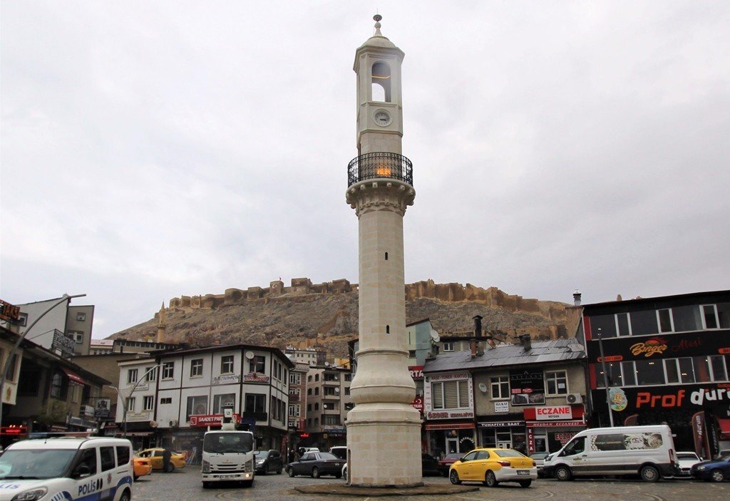 Bayburt’un simgesi Tarihi Saat Kulesi yeni yüzüyle hizmete açıldı