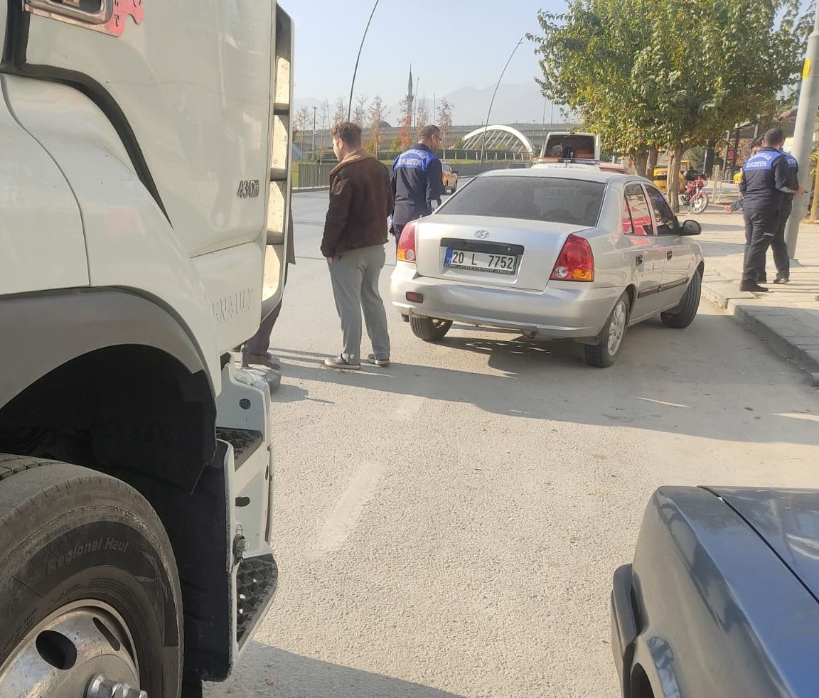 Hastaneden dönen baba kız, tırın altında kalmaktan son anda kurtuldu