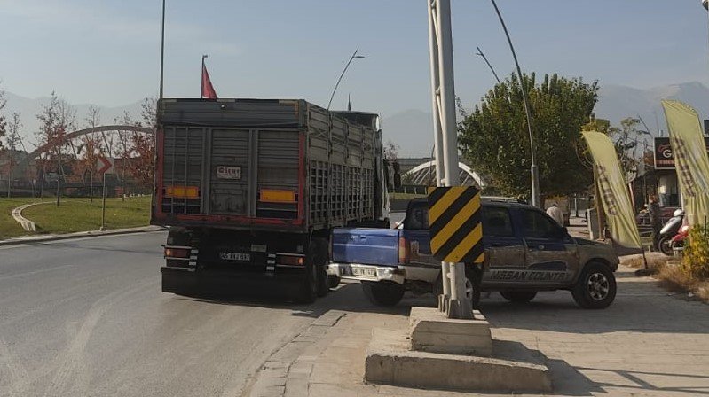 Hastaneden dönen baba kız, tırın altında kalmaktan son anda kurtuldu