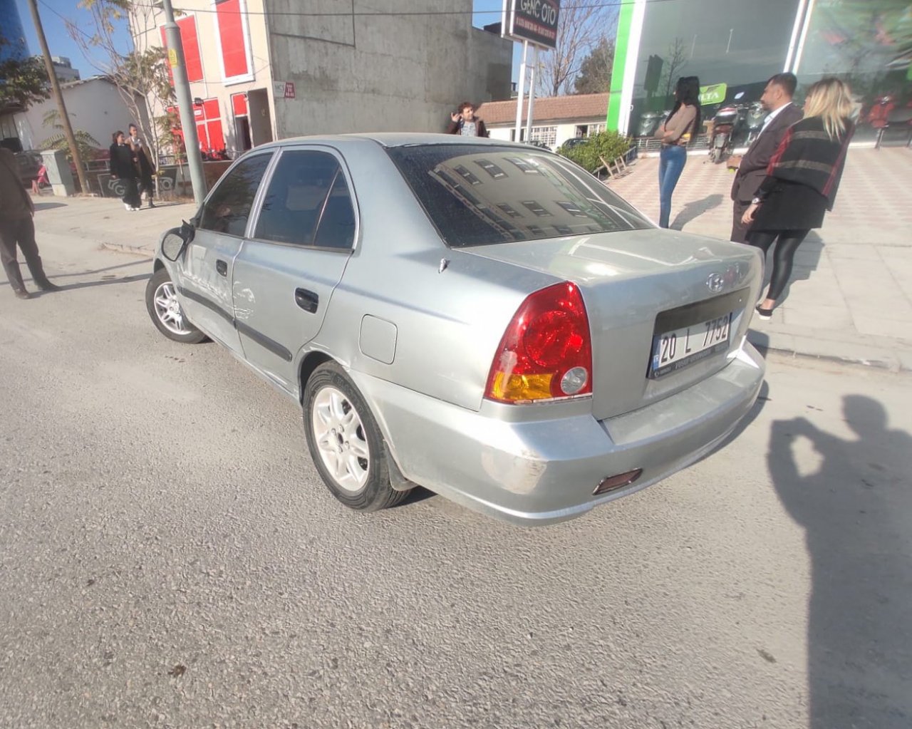 Hastaneden dönen baba kız, tırın altında kalmaktan son anda kurtuldu