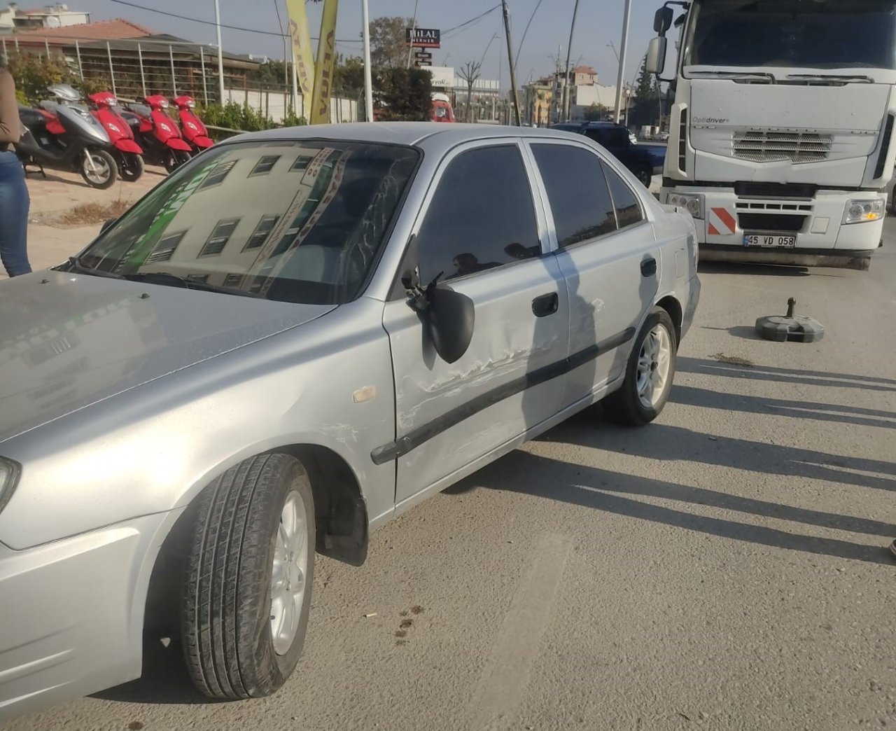 Hastaneden dönen baba kız, tırın altında kalmaktan son anda kurtuldu