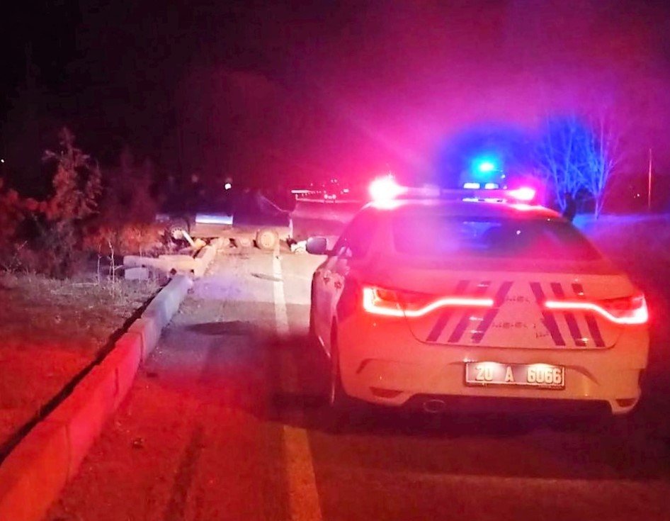 Orta refüje çıkan otomobil takla attı: 1 ölü, 1 yaralı