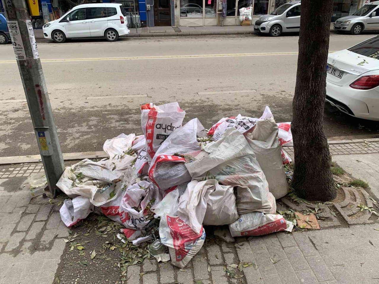 Kaldırıma yığılan hafriyat torbaları geçişi engelliyor