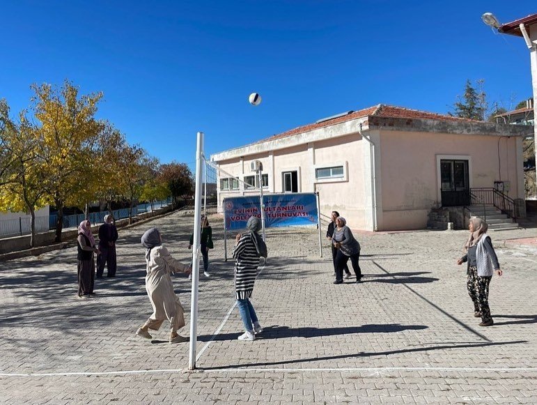 Selendi’de ’Evinin Sultanları’ sahada buluştu