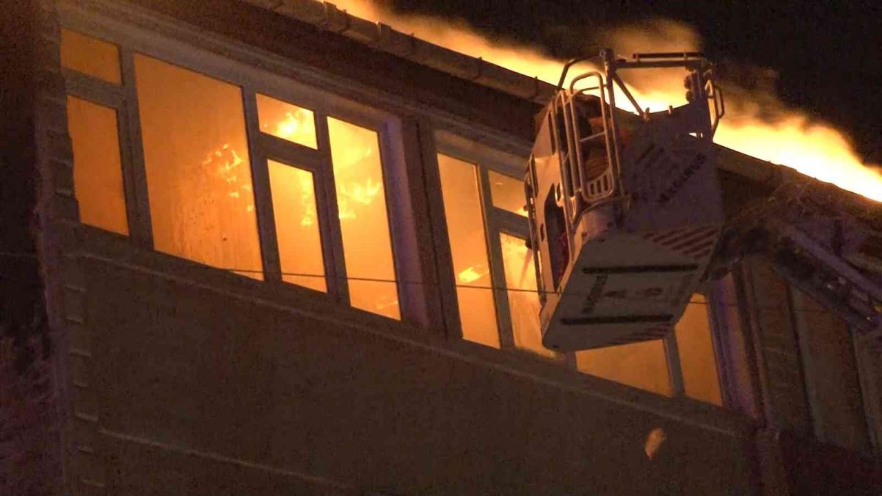 Sultanbeyli’de 3 bina alev alev yandı