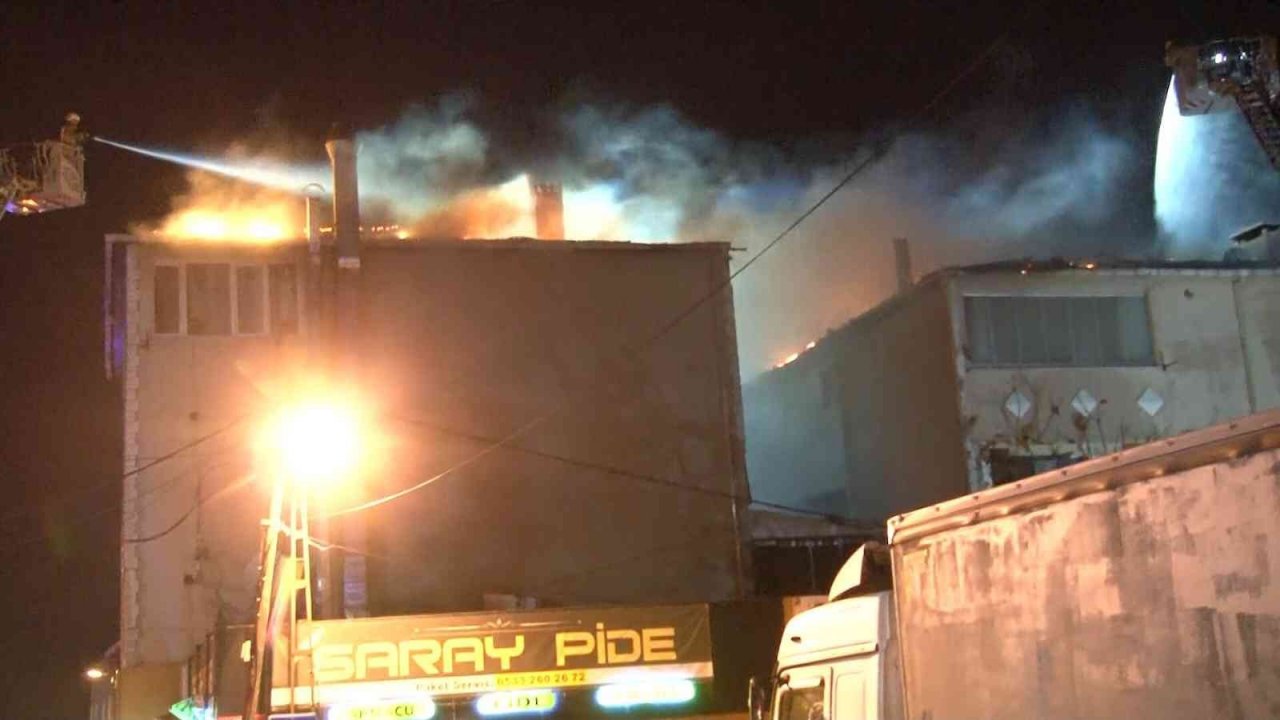 Sultanbeyli’de 3 bina alev alev yandı