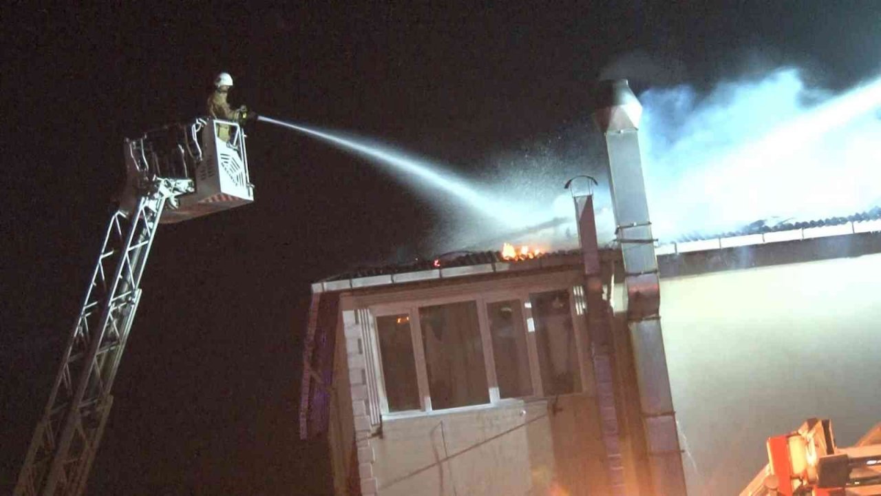 Sultanbeyli’de 3 bina alev alev yandı