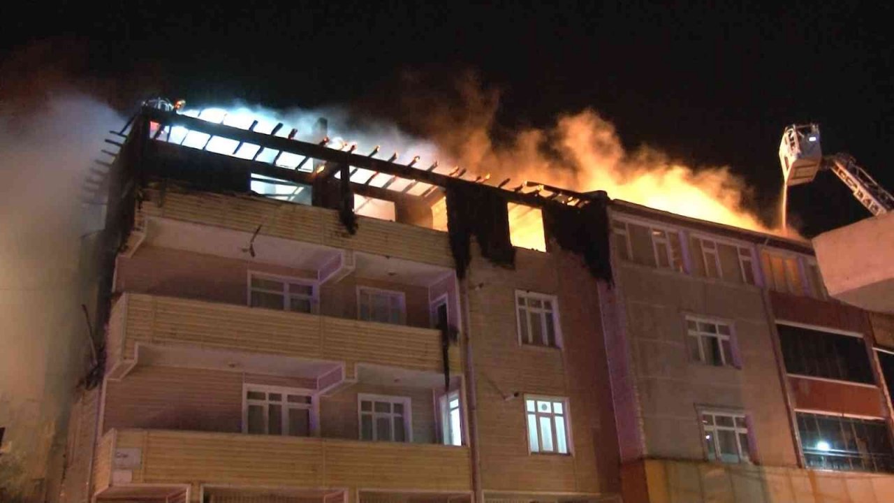 Sultanbeyli’de 3 bina alev alev yandı