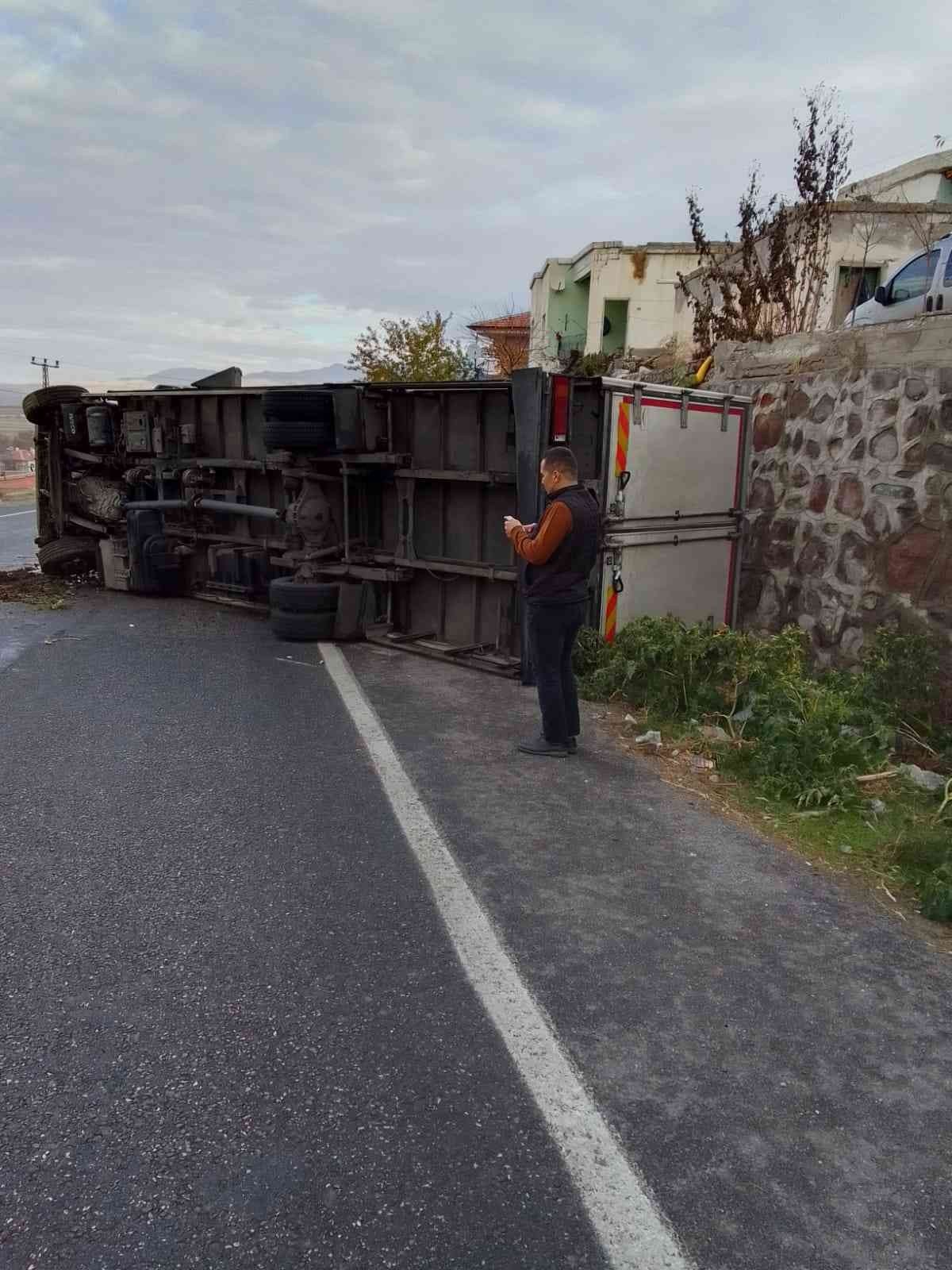 Duvara Çarpan Kamyon Devrildi
