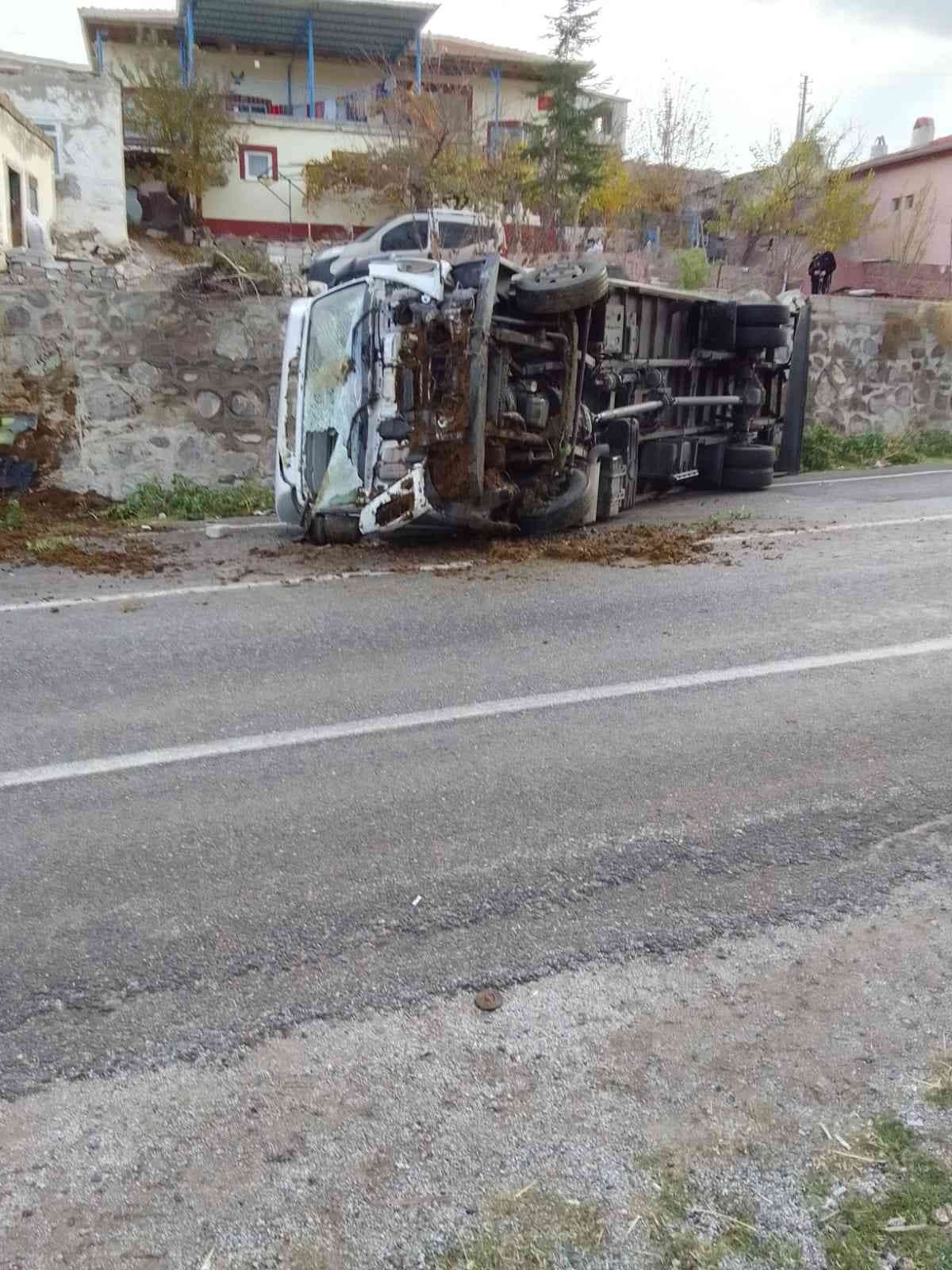 Duvara Çarpan Kamyon Devrildi