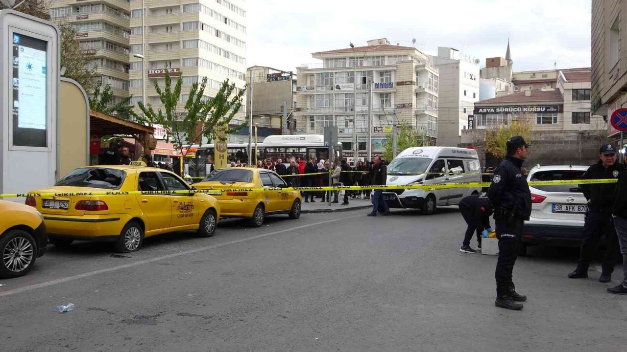 Kavgada husumetlisi yerine babası ve kardeşini vurdu