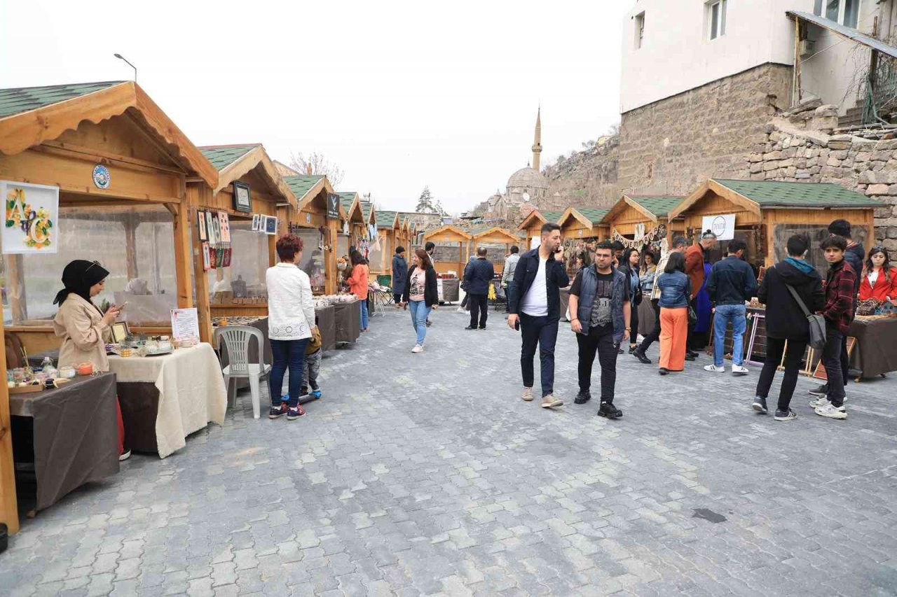 Tarihi meydanda en renkli ‘Pazar’