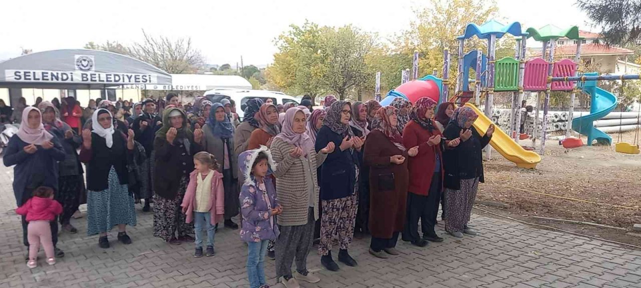 Selendi Halılar Mahallesi’nde vatandaşlar yağmur duasına çıktı