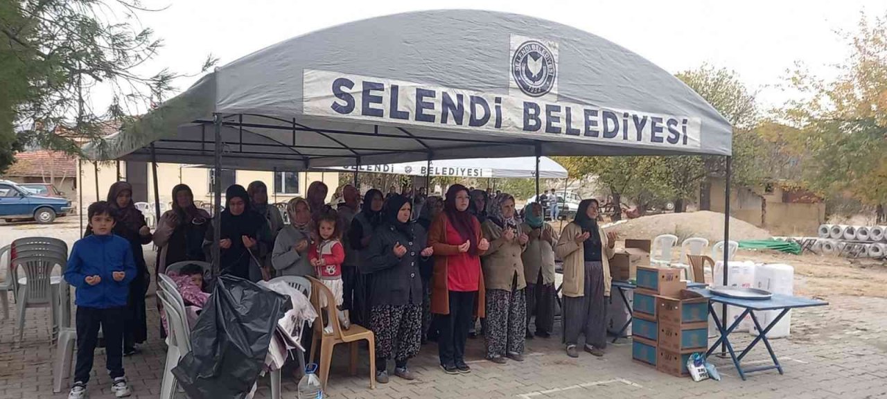 Selendi Halılar Mahallesi’nde vatandaşlar yağmur duasına çıktı