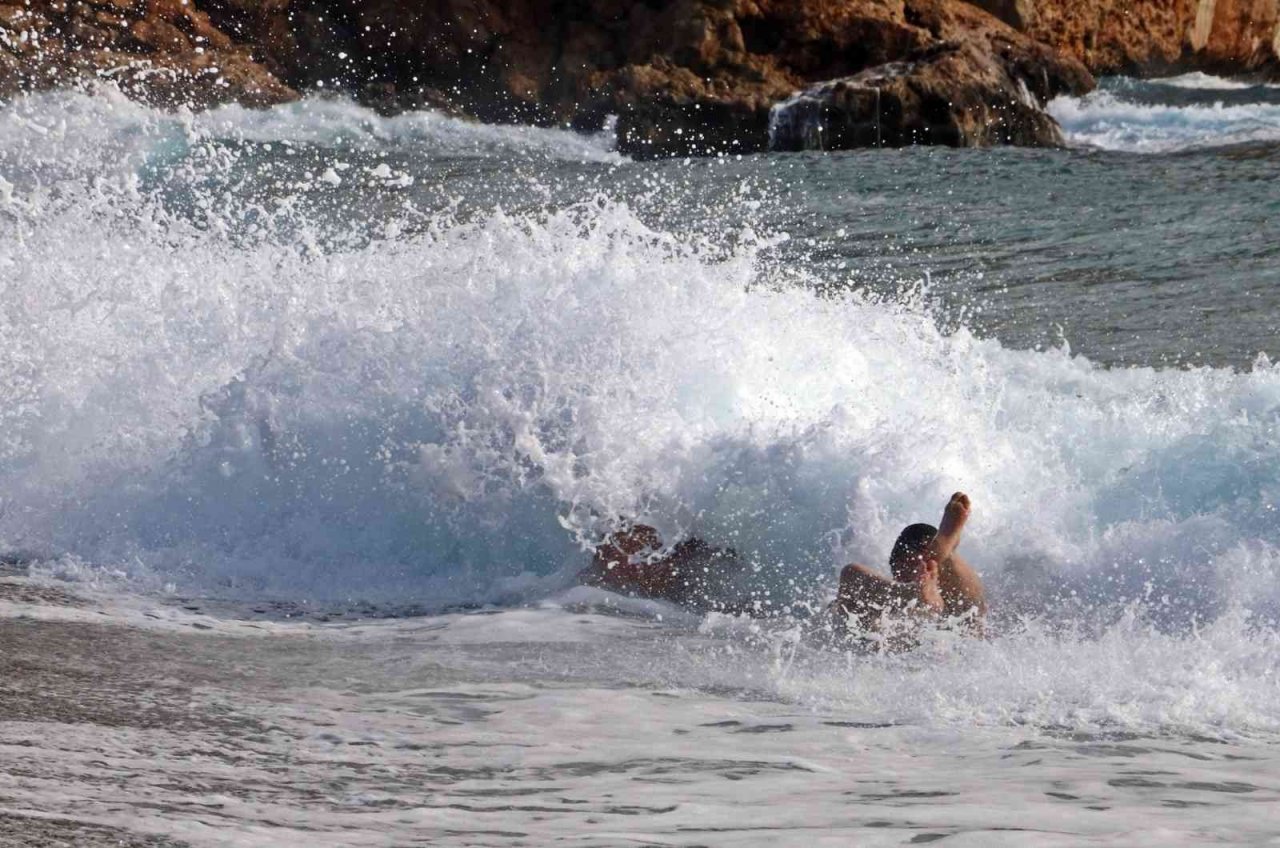 Dev dalgalara kafa tuttular, her defasında kıyıya sevruldular
