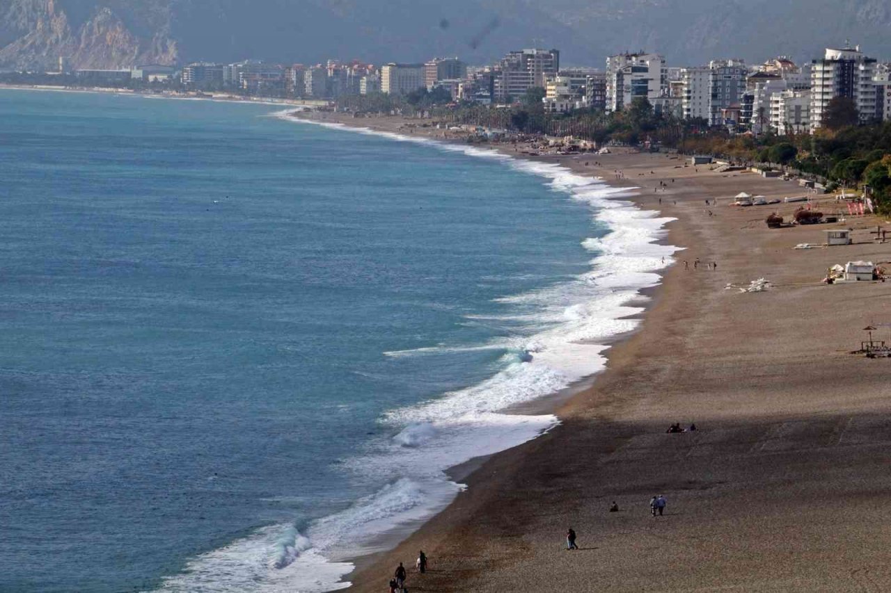 Dev dalgalara kafa tuttular, her defasında kıyıya sevruldular