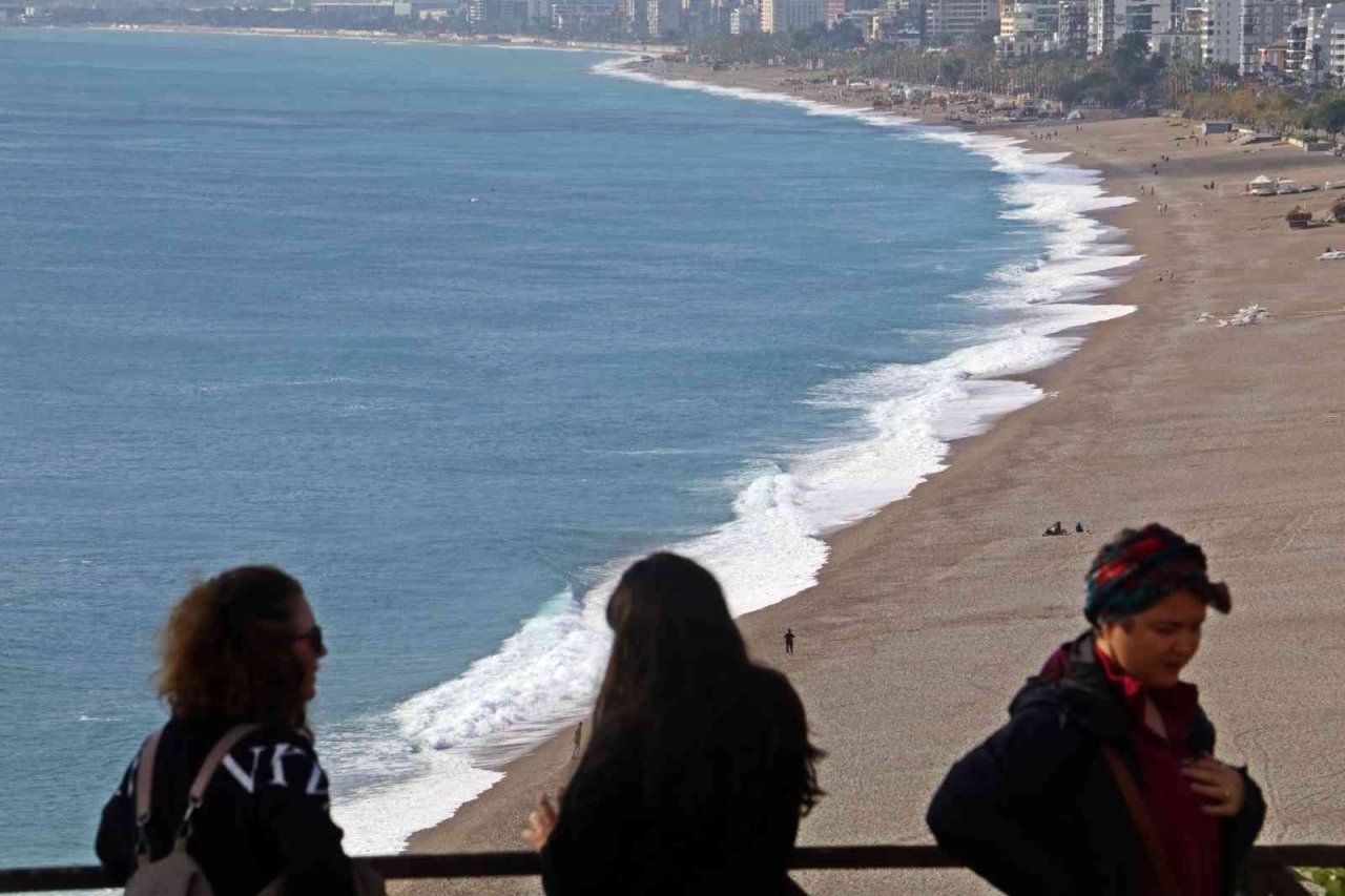 Dev dalgalara kafa tuttular, her defasında kıyıya sevruldular