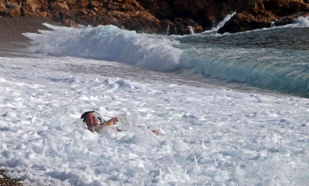 Dev dalgalara kafa tuttular, her defasında kıyıya sevruldular