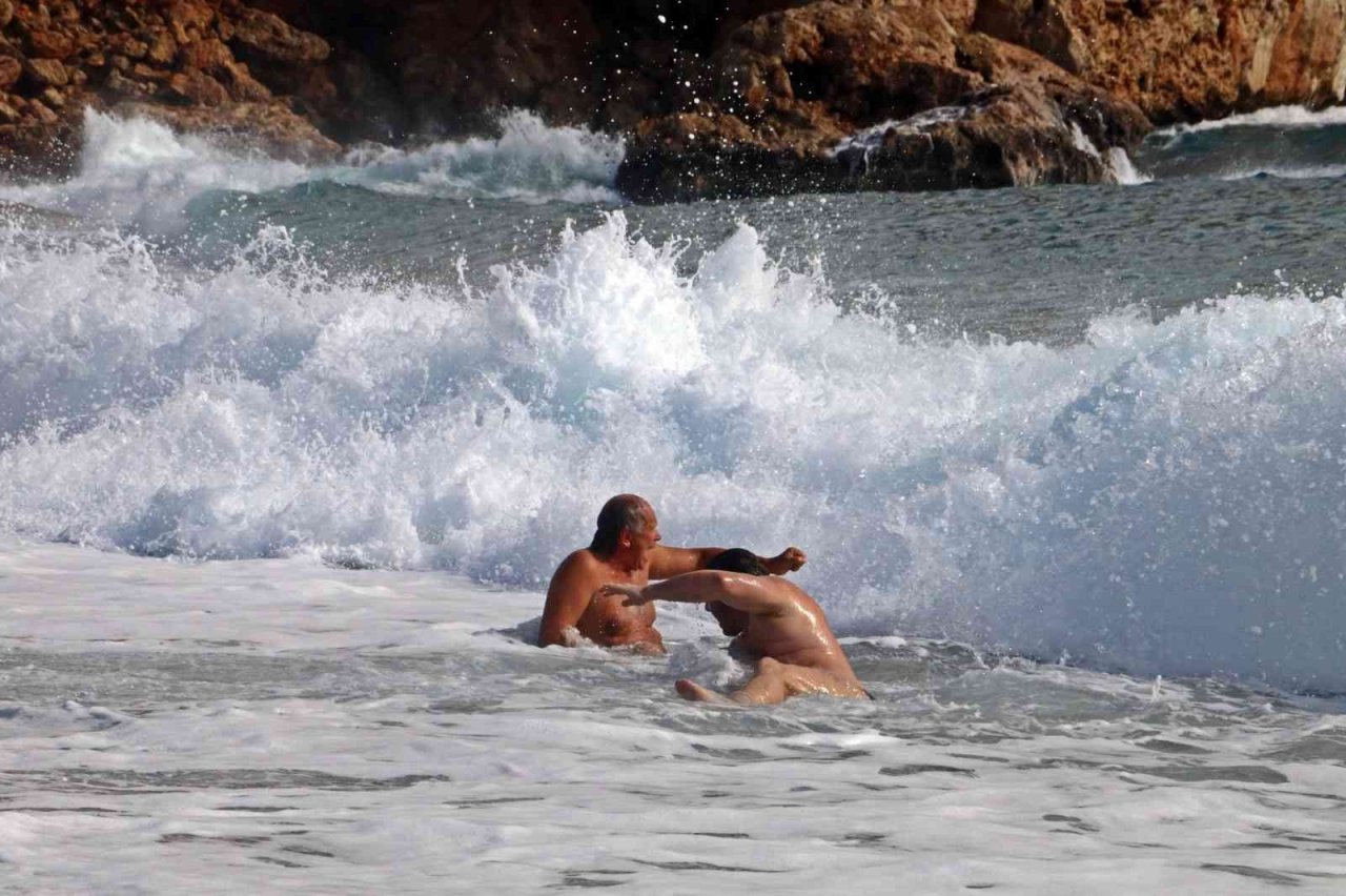 Dev dalgalara kafa tuttular, her defasında kıyıya sevruldular