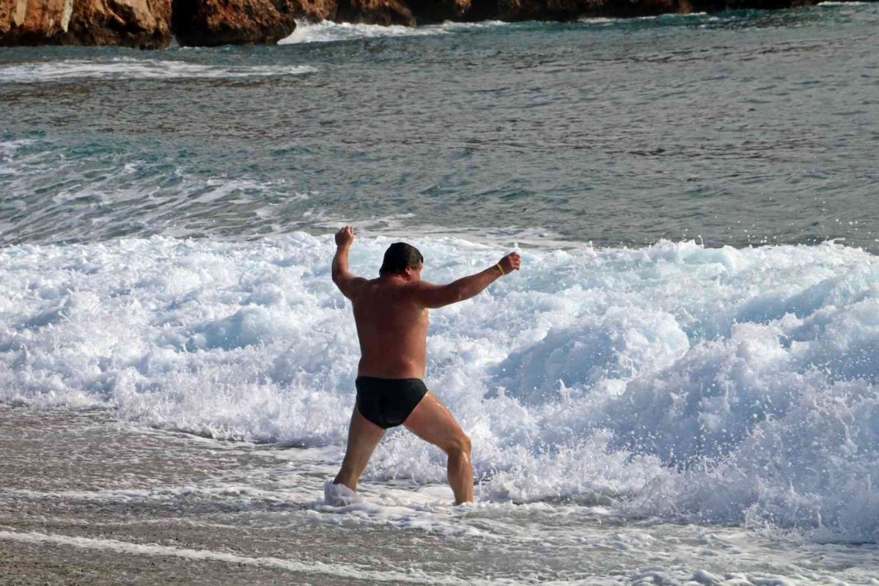 Dev dalgalara kafa tuttular, her defasında kıyıya sevruldular