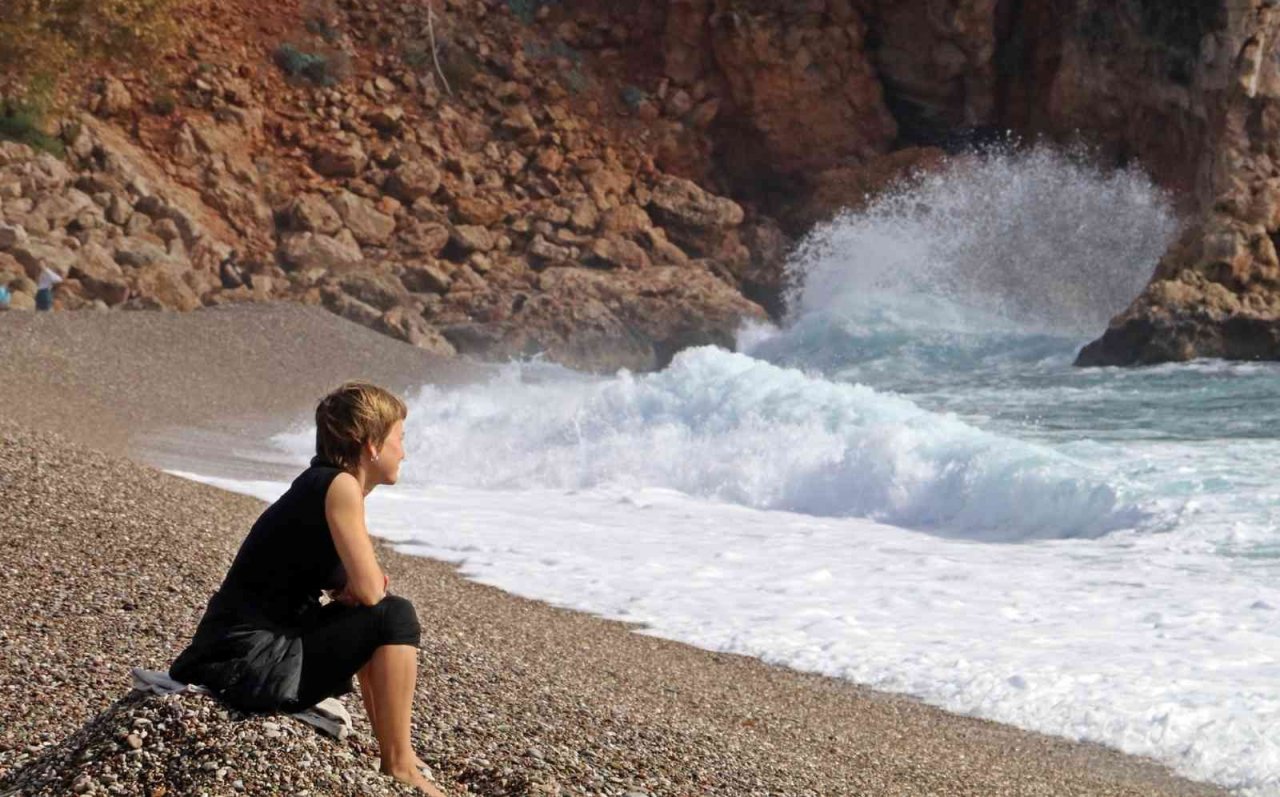 Dev dalgalara kafa tuttular, her defasında kıyıya sevruldular