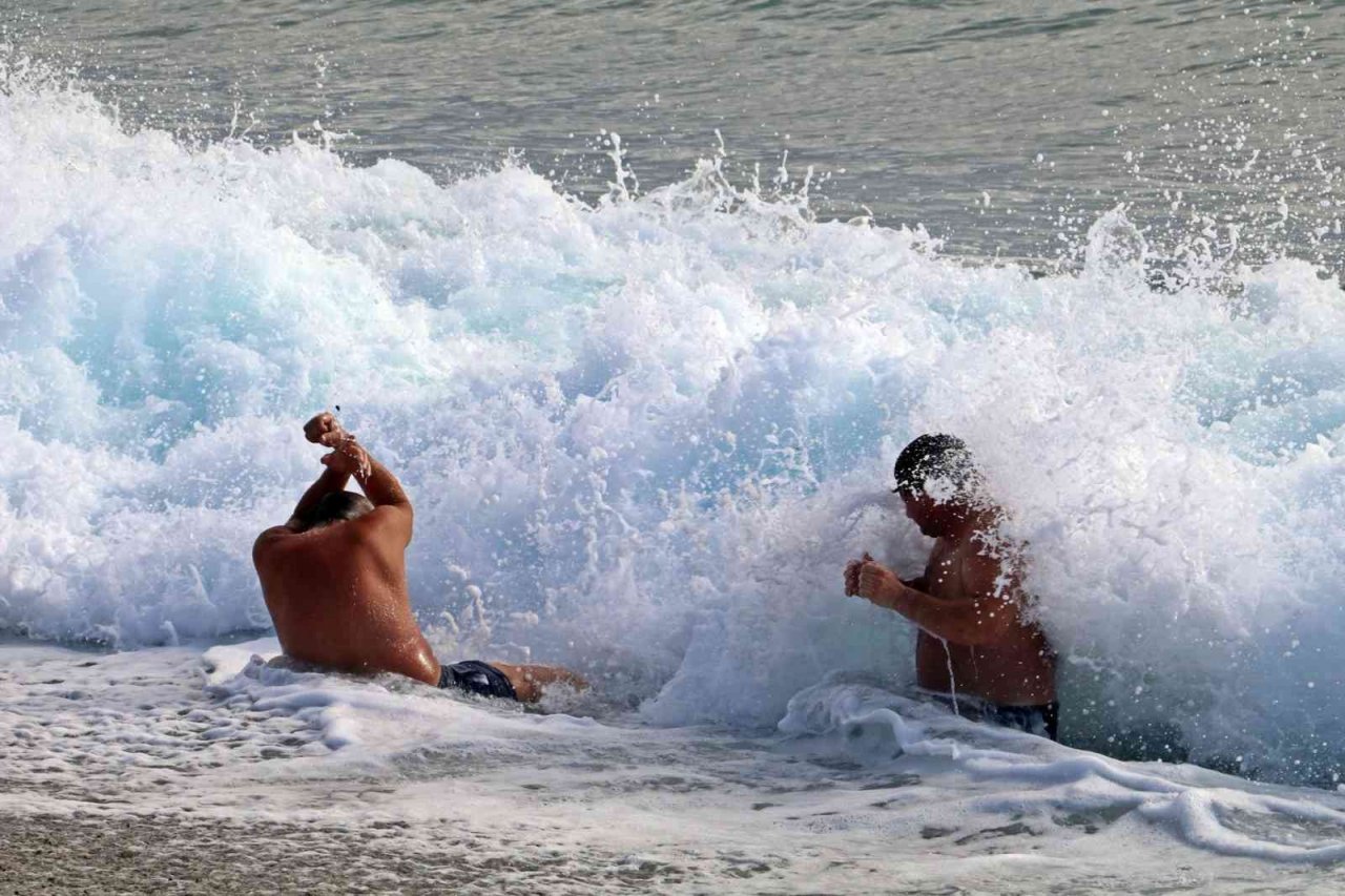 Dev dalgalara kafa tuttular, her defasında kıyıya sevruldular