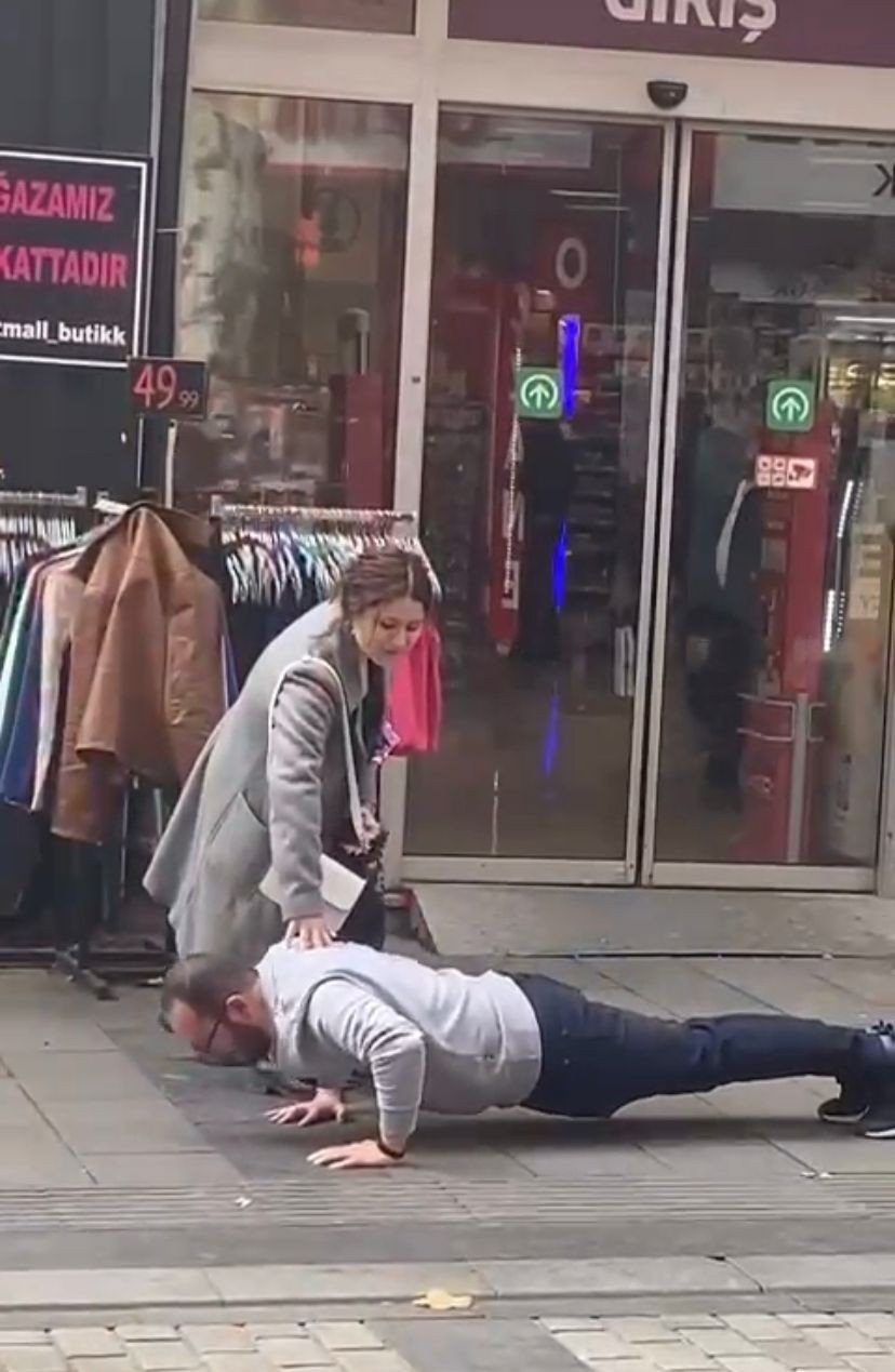 Çarşı ortasında şınav çektirdi